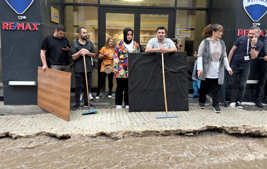 Erzurum'u sağanak vurdu! Evleri su bastı araçlar yolda mahsur kaldı 14